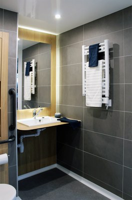 Salle de bain adaptée aux personnes à mobilité réduite